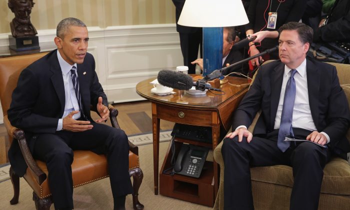 El entonces presidente Barack Obama y el entonces director del FBI James Comey (R) en la Oficina Oval de la Casa Blanca en Washington, el 3 de diciembre de 2015. (Chip Somodevilla / Getty Images)