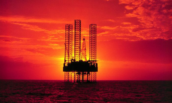 Esta imagen de archivo muestra una plataforma de perforación de exploración petrolífera PennzEnergy en el Golfo de México. (Getty Images)