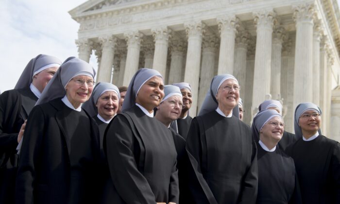 Monjas pertenecientes a Little Sisters of Poor frente a la Corte Suprema en Washington el 23 de marzo de 2016. (Saul Loeb/AFP a través de Getty Images)
