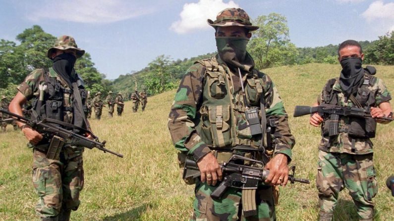 Imagen ilustrativa tomada el 29 de Enero de 2000 de un comandante y jefe militar del grupo paramilitar Autodefensas Unidas de Colombia, AUC, que operan en las montañas del Catatumbo, al noroeste de Bogota. (CARLOS GARCIA/AFP via Getty Images)