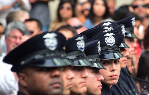 Reclutas de la policía asisten a su ceremonia de graduación en la sede del LAPD el 8 de julio de 2016 en Los Ángeles. (Frederic J. Brown/AFP vía Getty Images)