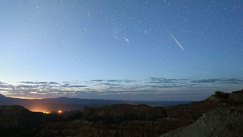 Un meteorito de las Perseidas atraviesa el cielo, el 12 de agosto de 2016 en el Parque Nacional Bryce Canyon, Utah. (Ethan Miller/Getty Images)