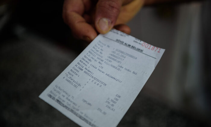 Una foto de archivo de un recibo de restaurante (Ozan Kose/AFP a través de Getty Images)

