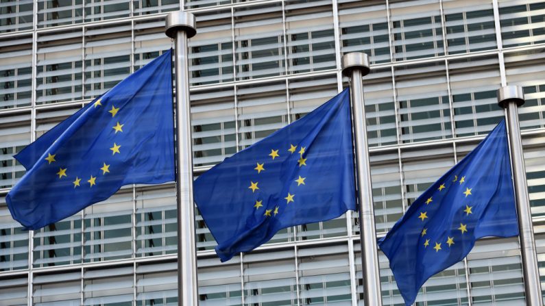 Las banderas de la Unión Europea ondean fuera de la sede de la Comisión Europea, el 10 de marzo de 2017, en Bruselas, Bélgica. (Carl Court/Getty Images)