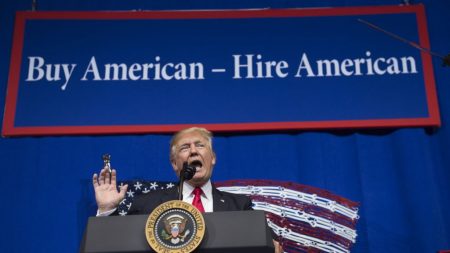 Piden a Trump suspender los programas de visa para ayudar a trabajadores estadounidenses desempleados