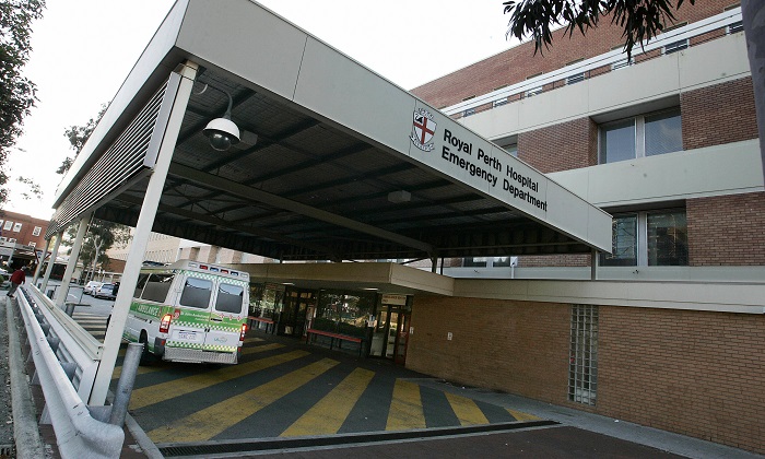 Imagen de archivo de un vehículo ambulancia aparcado frente a la sala de urgencias del hospital Royal Perth, donde varias personas se encuentran en cuidados intensivos debido a una sobredosis masiva de drogas. (Tony Ashby/AFP/Getty Images)