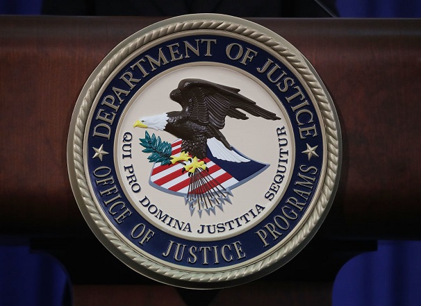El sello del Departamento de Justicia se ve en el atril durante una cumbre del Subcomité de Crímenes de Odio el 29 de junio de 2017 en Washington, DC. (Mark Wilson/Getty Images)
