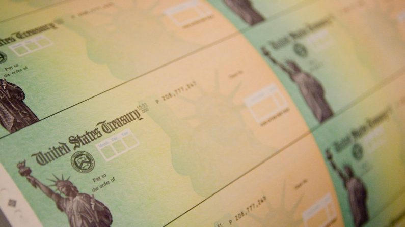 Los cheques de estímulo económico se preparan para imprimir en el Philadelphia Financial Center el 8 de mayo de 2008 en Filadelfia, Pensilvania. Ciento treinta millones de hogares son elegibles para recibir un cheque de reembolso de impuestos bajo el plan de estímulo económico de USD 168,000 millones. (Jeff Fusco/Getty Images)