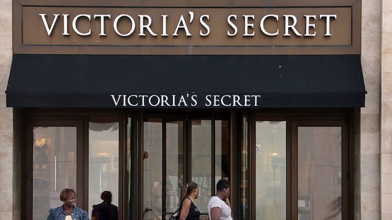 Los compradores pasan por delante de una tienda de Victoria's Secret en el barrio de Lincoln Park el 4 de agosto de 2008 en Chicago, Illinois. (Foto de Scott Olson/Getty Images)
