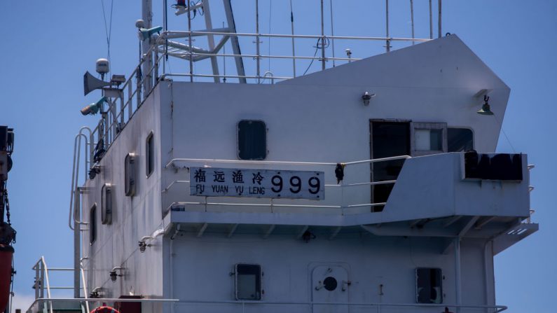 En la imagen de contexto, se ve una vista del buque de bandera china confiscado por la Armada ecuatoriana en aguas de la reserva marina de Galápagos, el 25 de agosto de 2017. (JUAN CEVALLOS/AFP vía Getty Images)
