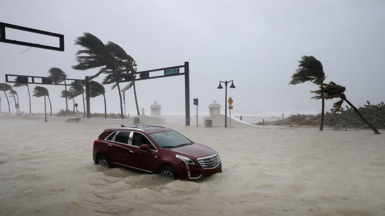 Un coche está abandonado en una marea de tempestad a lo largo de North Fort Lauderdale Beach Boulevard mientras el huracán Irma golpea la parte sur del estado el 10 de septiembre de 2017 en Fort Lauderdale, Florida (EE.UU.). (Chip Somodevilla/Getty Images)