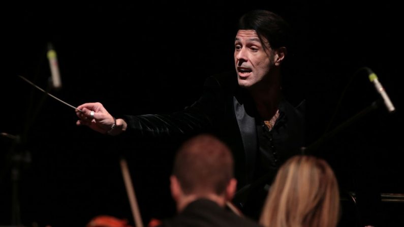 El músico y compositor italiano Ezio Bosso dirige la Orquesta de Cámara del Festival de Stradivari durante las clases de piano: Ezio Bosso en el Ogr de Turín el 2 de diciembre de 2017 en Turín, Italia.  (Emilio Andreoli/Getty Images para la OGR)