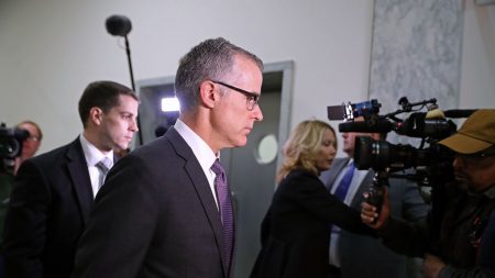 McCabe dice que el FBI hizo creíble el expediente Steele, pero transcripciones revelan lo contrario