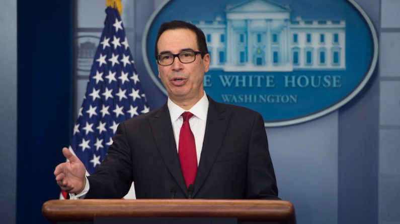 El secretario del Tesoro de los Estados Unidos, Steven Mnuchin, habla durante la conferencia de prensa diaria en la Casa Blanca, el 11 de enero de 2018. (SAUL LOEB/AFP a través de Getty Images)