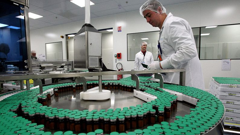 Un regulador comprueba la producción de vacunas contra la gripe H1N1 por el fabricante de Sanofi-Pasteur el 19 de octubre de 2009 en Val-de-Reuil, al oeste de París. (THOMAS COEX/AFP a través de Getty Images)
