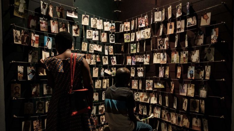 Una foto tomada el 29 de abril de 2018 muestra a los visitantes mirando los retratos de las víctimas en el Memorial del Genocidio de Kigali, en Kigali (Ruanda). (YASUYOSHI CHIBA/AFP a través de Getty Images)