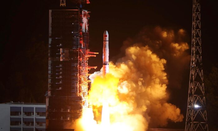 Un cohete Long March-4C despega del centro de lanzamiento del suroeste de Xichang llevando el satélite Queqiao ("Puente de la Urraca") en Xichang, provincia de Sichuan, al suroeste de China, el 21 de mayo de 2018. (-/AFP/Getty Images)
