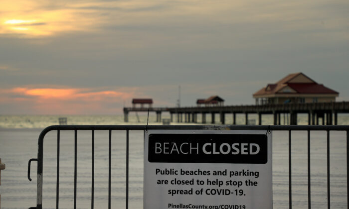 La playa de Clearwater permanece cerrada en Clearwater, Florida, el 22 de abril de 2020. (Mike Ehrmann/Getty Images)
