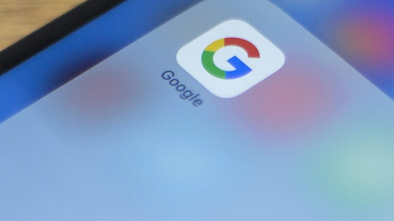 El logo de Google en un teléfono en esta foto ilustración el 10 de julio de 2019. (Alastaire Pike/AFP vía Getty Images)