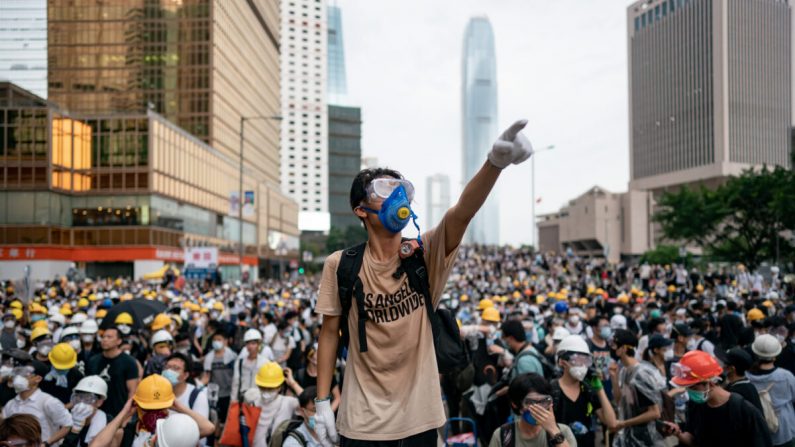 Un manifestante hace un gesto durante una protesta en Hong Kong el 12 de junio de 2019. (Anthony Kwan / Getty Images)