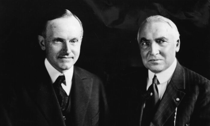 El presidente Warren G. Harding (1865-1923) (dcha), el 29º presidente de los Estados Unidos, junto a Calvin Coolidge (1872-1933), su vicepresidente y sucesor. (Topical Press Agency/Getty Images)