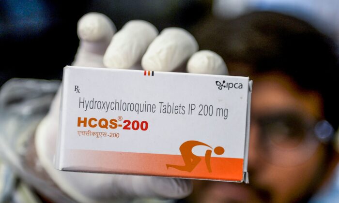 Un farmacéutico muestra una caja de tabletas de hidroxicloroquina (HCQ) en su tienda, en Hyderabad, India, el 28 de abril de 2020. (Noah Seelam/AFP a través de Getty Images)
 
