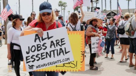 Manifestantes de California debaten sobre la presión mental y la importancia de la libertad