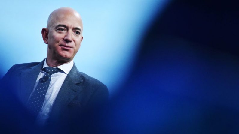 Jeff Bezos habla luego de recibir el Premio a la Excelencia en la Industria 2019 de la Federación Internacional de Astronáutica (IAF) durante el 70º Congreso Internacional de Astronáutica en Washington, el 22 de octubre de 2019. (Mandel Ngan/AFP/Getty Images)