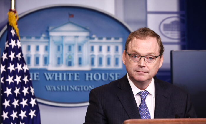 Kevin Hassett, presidente del Consejo de Asesores Económicos habla durante una conferencia de prensa en la Casa Blanca en Washington el 10 de septiembre de 2018. (Samira Bouaou/The Epoch Times)