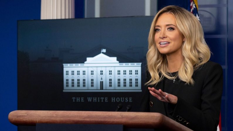 La secretaria de Prensa de la Casa Blanca, Kayleigh McEnany, da su primera conferencia de prensa en la Casa Blanca en Washington, el 1 de mayo de 2020. (Jim Watson/AFP/Getty Images)