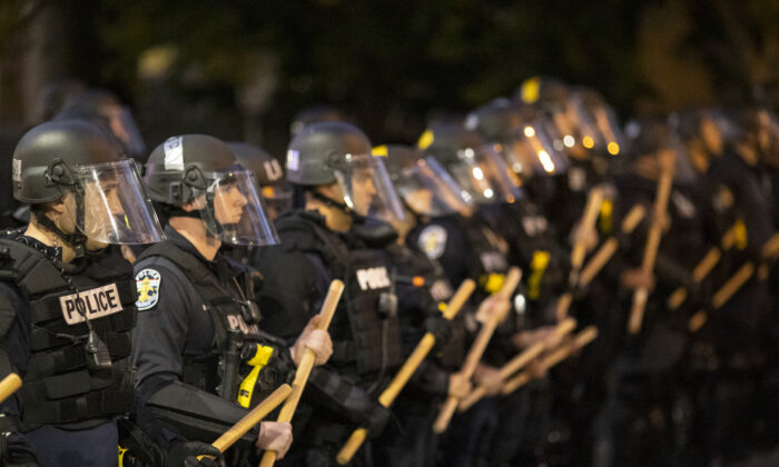 La policía con equipo antidisturbios se encuentra en formación durante las protestas en Louisville, Ky., el 29 de mayo de 2020. (Brett Carlsen/Getty Images)