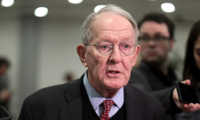 El senador Lamar Alexander (R-Tenn.) habla con los periodistas sobre el virus del PCCh en el Capitolio de Washington el 25 de febrero de 2020. (Mark Wilson/Getty Images)