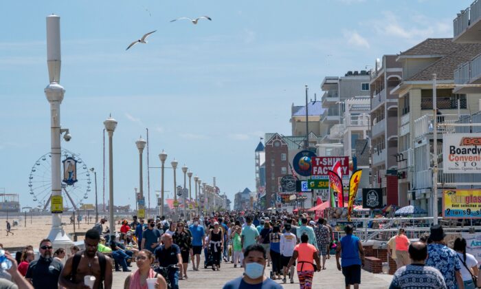 Personas disfrutando durante el fin de semana festivo del Memorial Day en medio de la pandemia del virus del PCCh en Ocean City, Maryland, el 23 de mayo de 2020. (Alex Edelman/AFP a través de Getty Images)