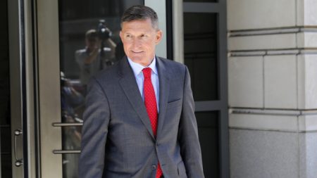 En medio de sanciones, Flynn intentó salvar cooperación antiterrorista con Rusia, según registros