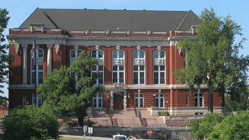 El edificio de la Corte Suprema de Missouri frente al Capitolio del Estado de Missouri en Jefferson City, Mo., el 19 de septiembre de 2007. Missouri se convirtió en el primer estado de EE.UU. en demandar al gobierno chino por su manejo del coronavirus. (Americasroof vía Wikimedia Commons)
