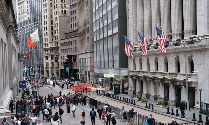 La gente camina fuera de la Bolsa de Nueva York (NYSE) en la Ciudad de Nueva York el 06 de mayo de 2019. (Spencer Platt/Getty Images)