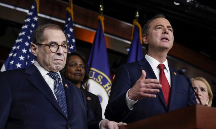 Los miembros de la Cámara de Representantes, el Representante Jerry Nadler (DN.Y.) y el Representante Val Demmings (D-Fla.) observan mientras el representante Adam Schiff (D-Calif.) habla durante una conferencia de prensa, en el Capitolio, el 28 de enero de 2020. (Drew Angerer/Getty Images)
 
