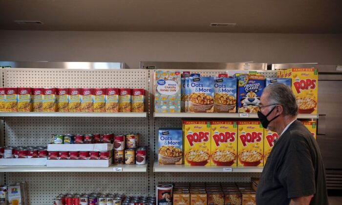 Una persona en Jonah's House Food Pantry llena una bolsa de comida en Carlsbad, Nuevo México, el 7 de mayo de 2020. (Paul Ratje / AFP / Getty Images)