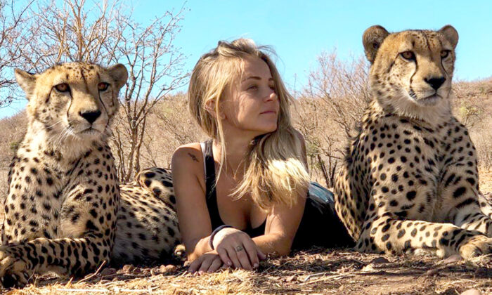 Kristen Kerr acompañada de dos leopardos (Caters News)