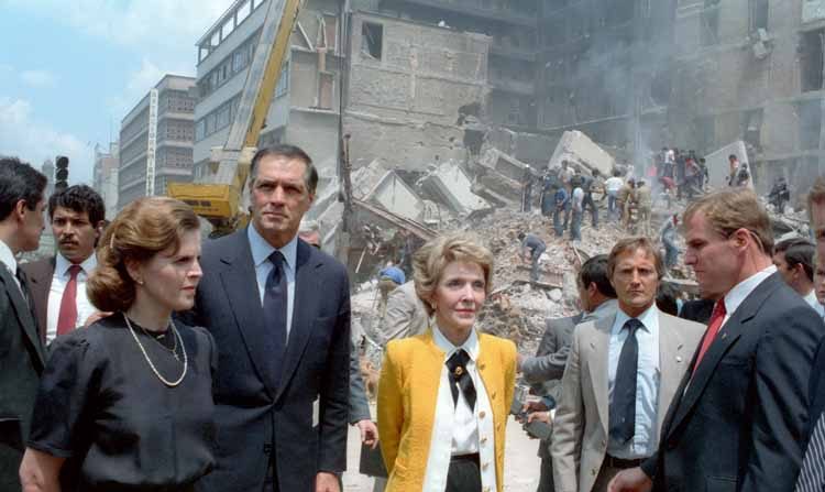 De izquierda a derecha: en su momento la primera dama mexicana Paloma Cordero  El embajador de Estados Unidos en México, John Gavin; y la primera dama de Estados Unidos, Nancy Reagan, observando el daño causado por el terremoto de 1985 en la Ciudad de México. (Imagen de Mary Ann Fackelman fotógrafa estadounidense
de la Casa Blanca. Imagen de Dominio público).