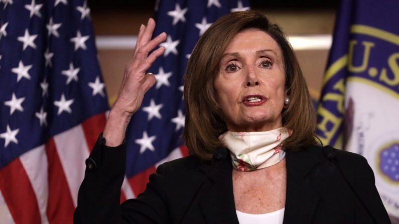 La presidenta de la Cámara de Representantes de Estados Unidos, Nancy Pelosi (D-CA), habla durante una conferencia de prensa semanal en Capitol Hill en Washington, el 28 de mayo de 2020. (Alex Wong/Getty Images)