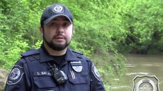 Oficial se zambulle en río helado para salvar a dos adolescentes de ahogarse y es aclamado héroe