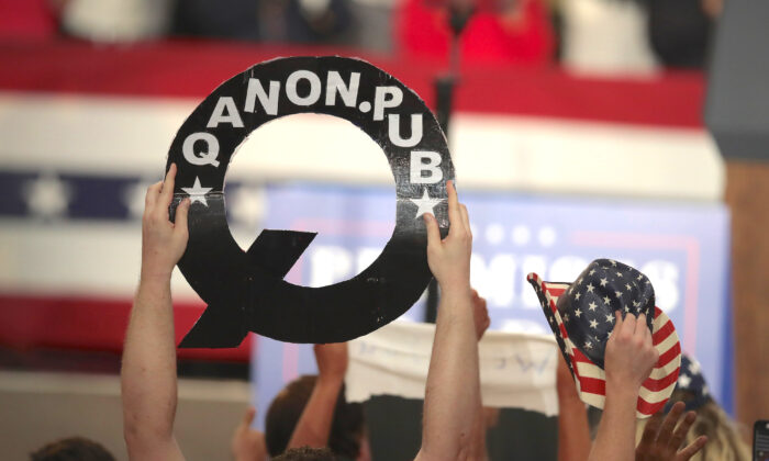 Un manifestante sostiene un recorte de la letra Q en el Lewis Center, Ohio, el 4 de agosto de 2018. (Scott Olson/Getty Images)