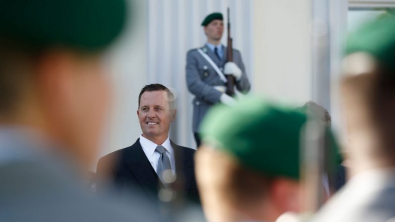 El Director Interino de Inteligencia Nacional, Richard Grenell, frente a una guardia de honor militar en Berlín, Alemania, el 8 de mayo de 2018. (Odd Andersen/AFP/Getty Images)