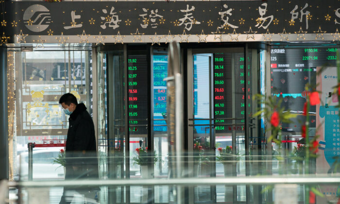 Un guardia de seguridad lleva una mascarilla en la puerta principal del edificio de la Bolsa de Valores de Shanghái el 3 de febrero de 2020. (Yifan Ding/Getty Images)