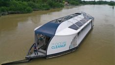 Una barcaza solar limpia los plásticos en los ríos antes de que lleguen a los océanos