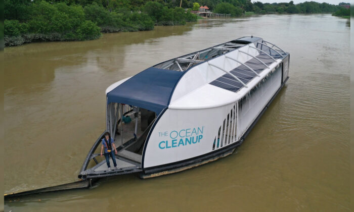 Nave Interceptor en el río Klang, Malasia. (Cortesía de The Ocean Cleanup)
