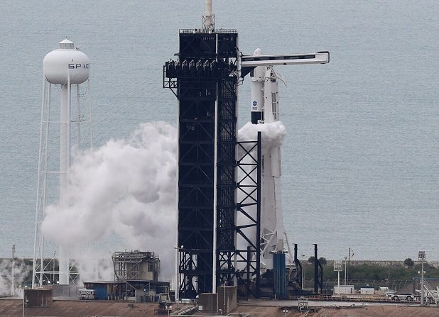 Visto del cohete Falcon 9 de SpaceX con la nave espacial tripulada Crew Dragon en la plataforma de lanzamiento 39A del Centro Espacial Kennedy el 27 de mayo de 2020 en Cabo Cañaveral, Florida. (Joe Raedle/Getty Images)