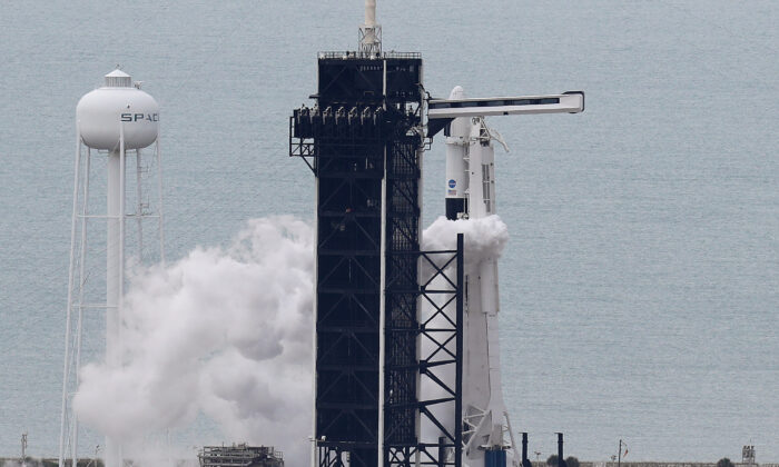 La NASA canceló el lanzamiento del cohete SpaceX Falcon 9 con la nave espacial tripulada "Crew Dragon" en el Centro Espacial Kennedy, en Cabo Cañaveral, Florida, el 27 de mayo de 2020. (Joe Raedle/Getty Images)