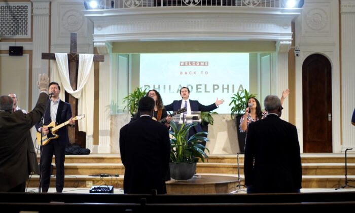 El pastor Florin Cimpean canta con su congregación en la Iglesia de Dios rumana de Filadelfia en Chicago el domingo 17 de mayo de 2020. (Cara Ding / The Epoch Times)